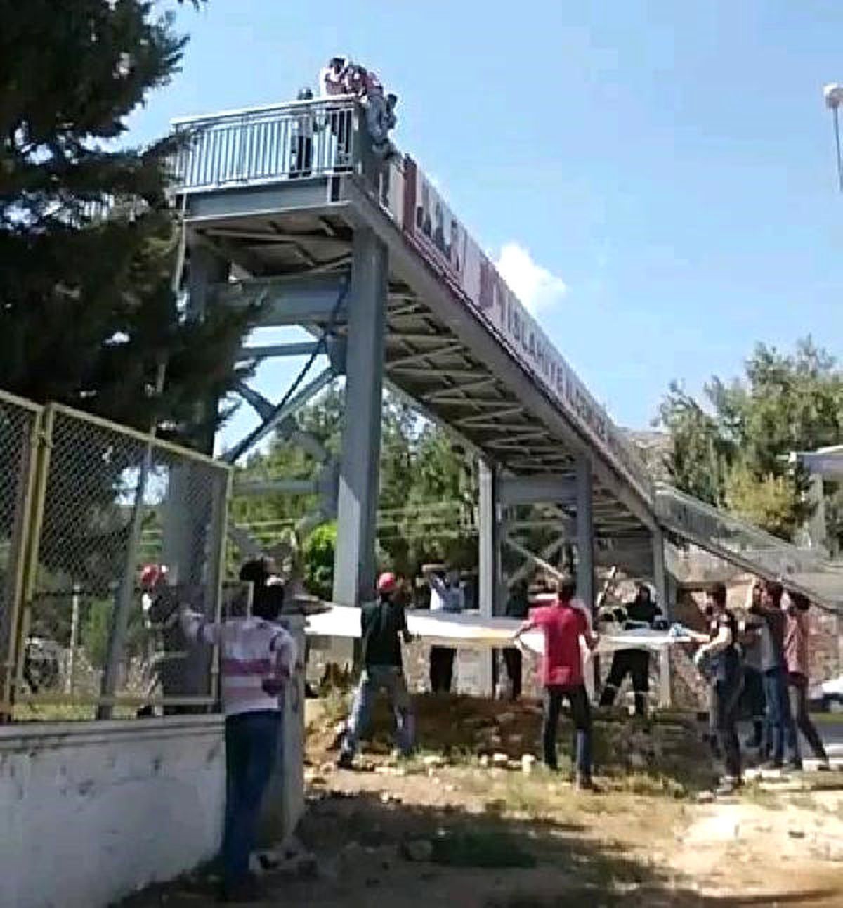 Üst Geçitten Atlamak İsteyen Genci Polis Kurtardı