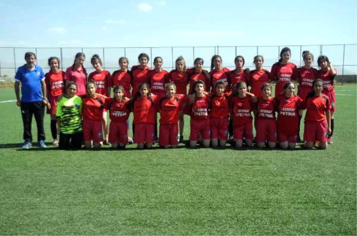 Yüksekova\'da İlk Kadın Futbol Takımı Kuruldu