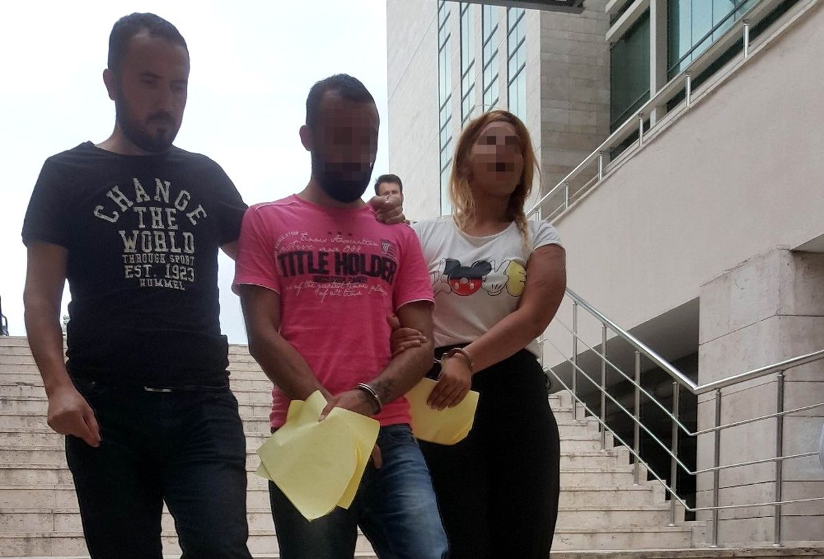 Sevgilisiyle Uyuşturucu Ticareti Yapan Genç Kız, Gazetecilere Poz Verdi