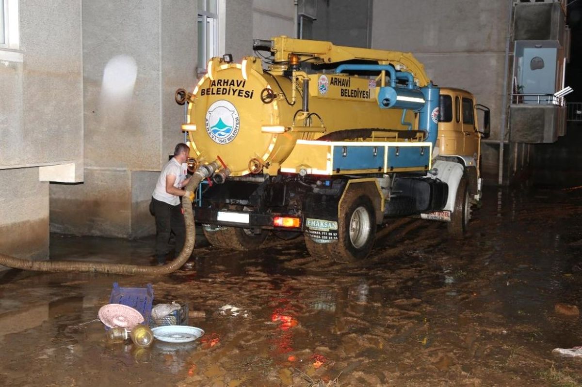Artvin Valisi Ömer Doğana Şidedtli Yağışlardan Zarar Gören Arhavi İlçesinde İncelemelerde Bulundu