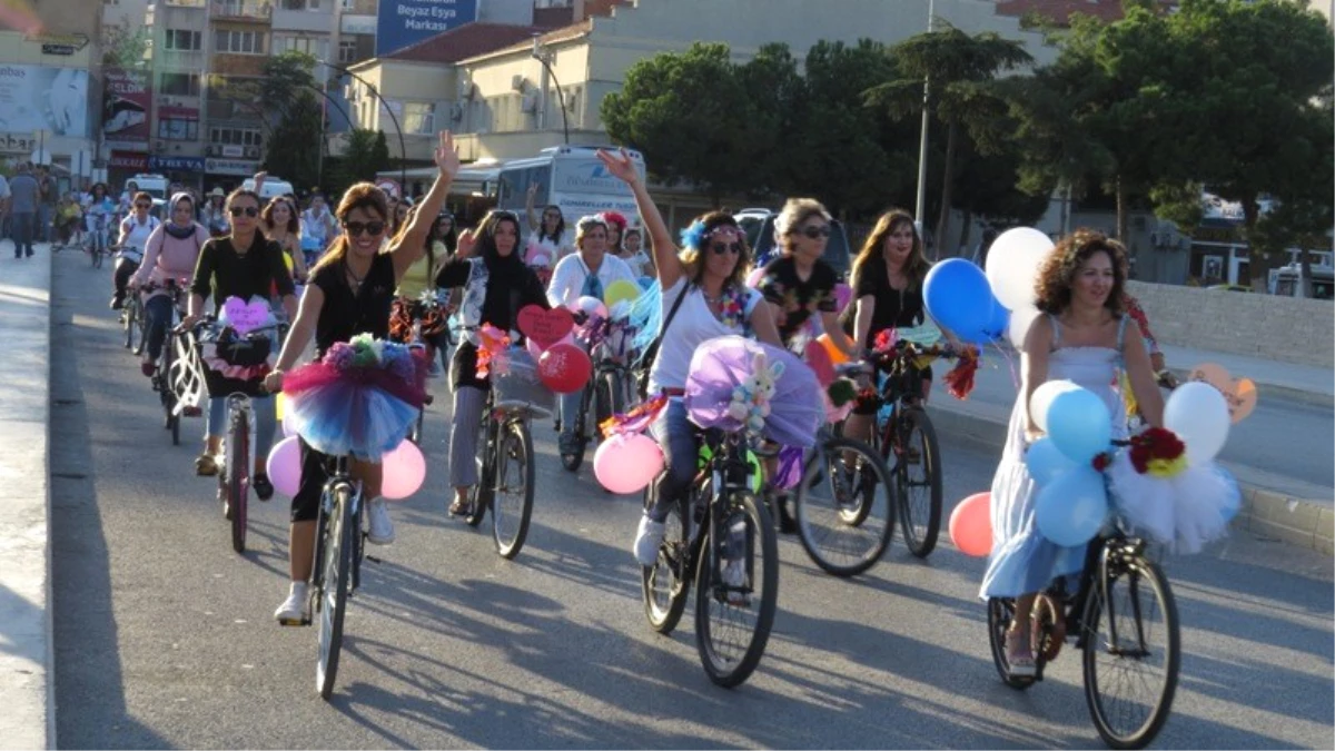 Biga\'da Süslü Kadınlar Bisiklet Turu Düzenlendi