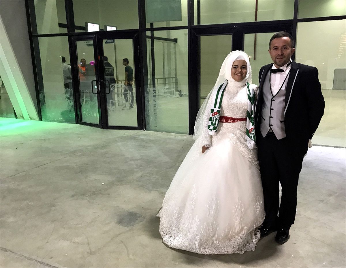 Düğünden Çıkıp Maça Gittiler