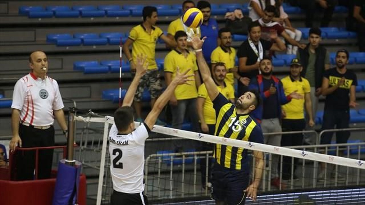 Efeler Ligi\'nin Derbi Galasında Kazanan Fenerbahçe
