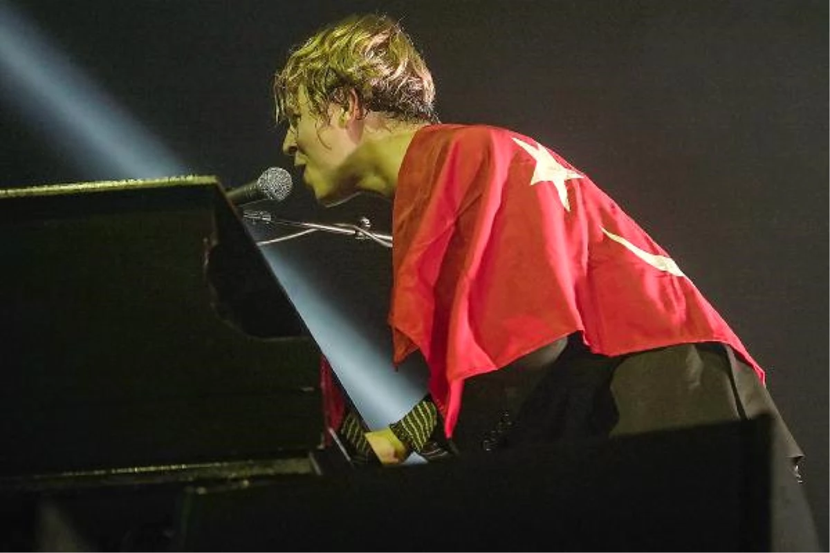 Ek Bilgilerle // İngiliz Şarkıcı Tom Odell\'den Türk Bayraklı Konser