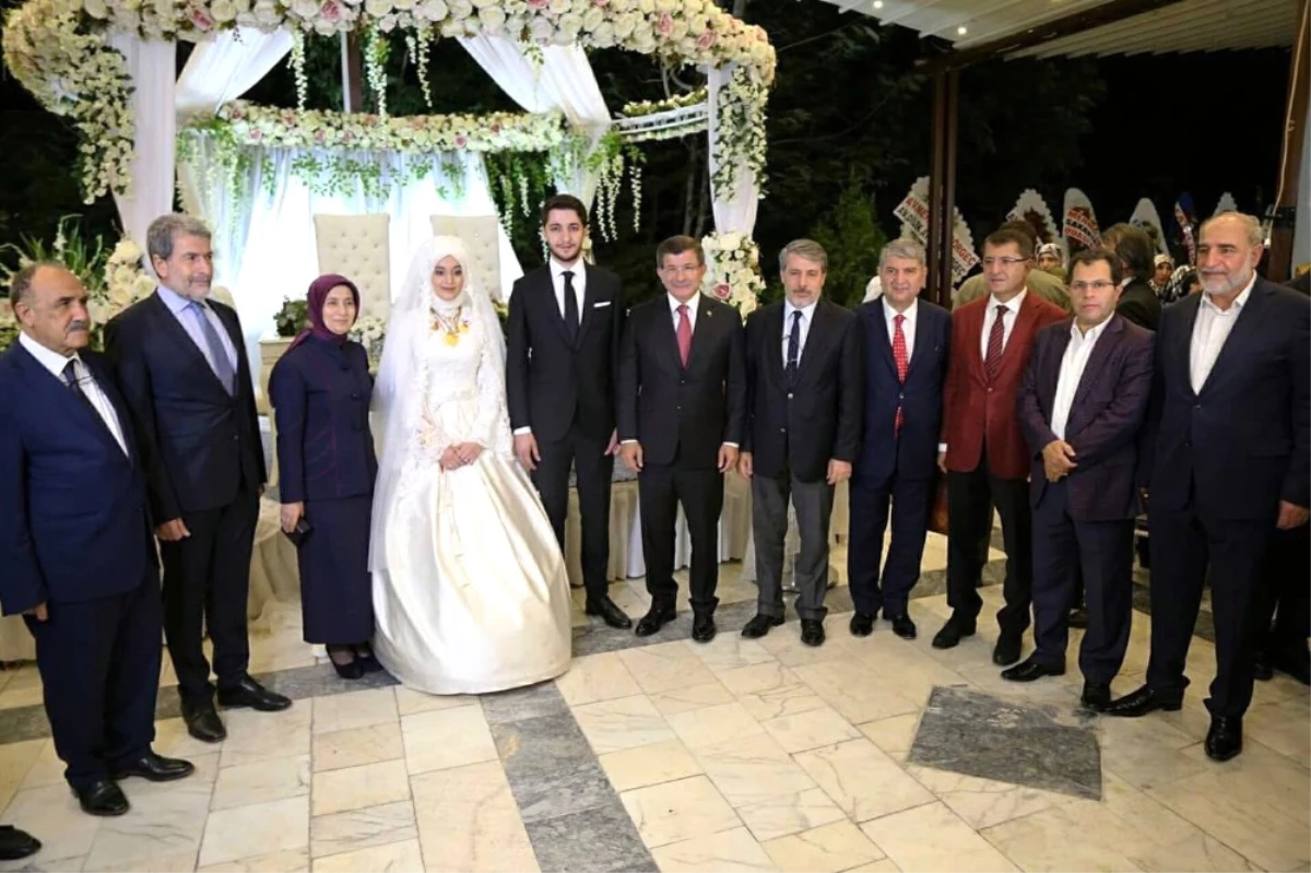 Eski Başbakan Davutoğlu Malatya\'da Düğüne Katıldı