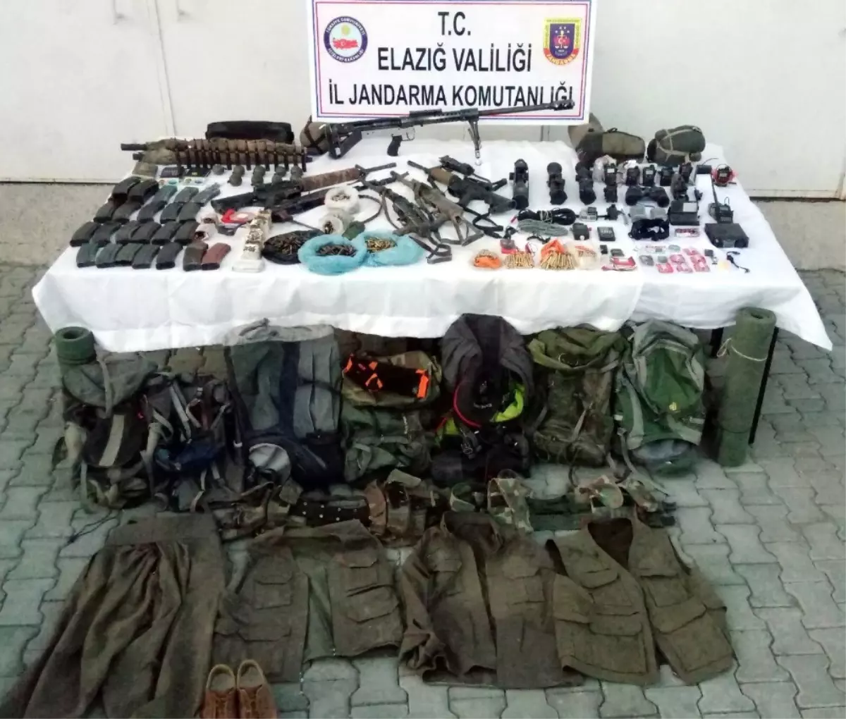 Etkisiz Hale Getirilen Teröristlerin Üzerinden Cephanelik Çıktı