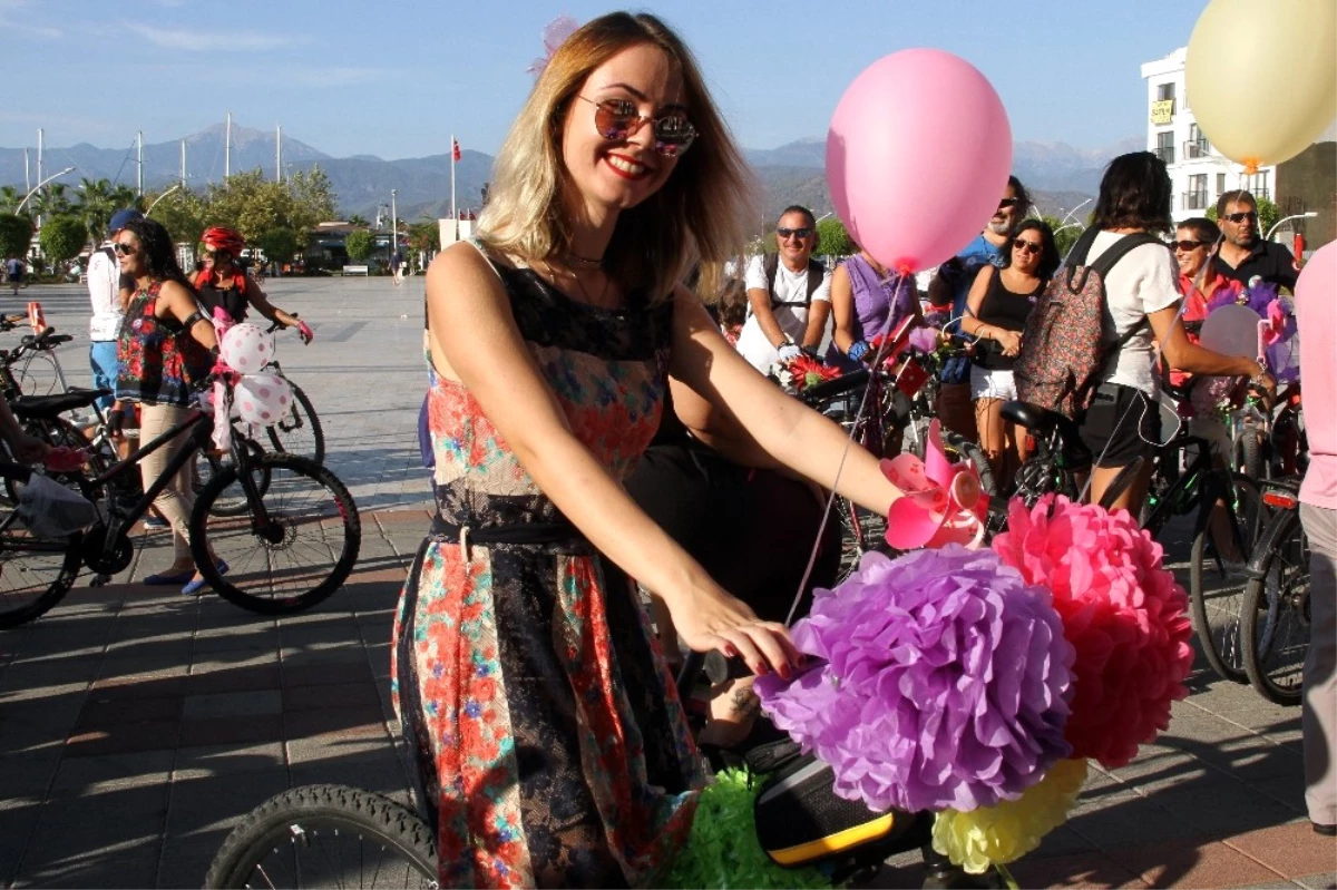 Fethiye\'de \'Süslü Kadınlar Bisiklet Turu\'