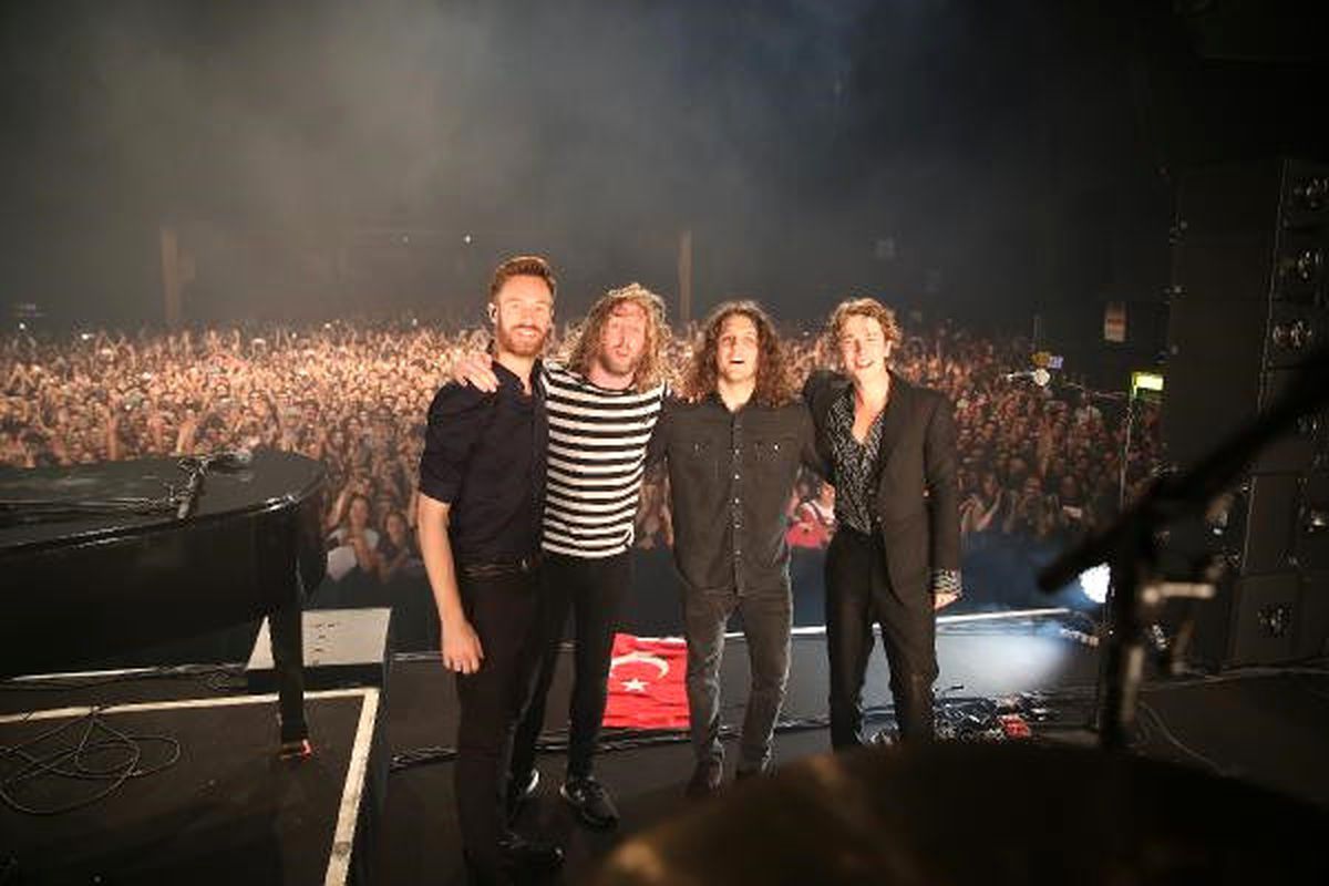 İngiliz Şarkıcı Tom Odell İstanbul\'da Hayranlarıyla Buluştu