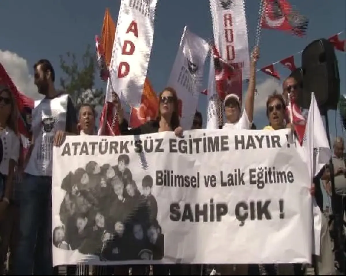 Kadıköy\'de "Atatürksüz Eğitime Hayır" Mitingi