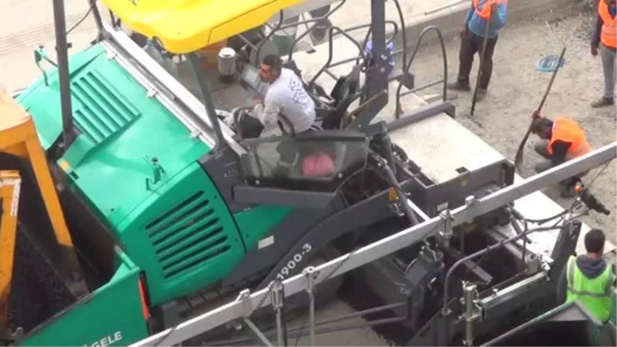 Kars\'ın Şehir İçi Yollarına 30 Santim Sıcak Asfalt