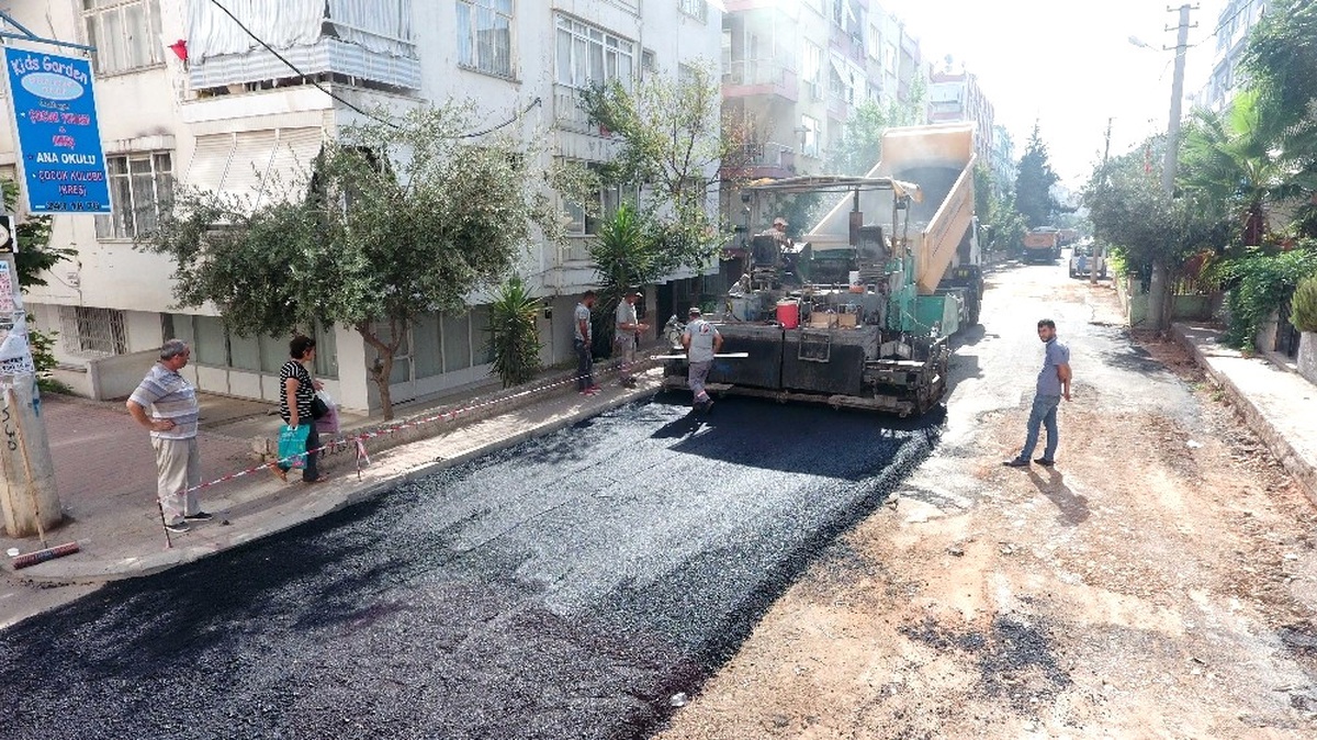 Memurevleri Mahallesi\'ne 21 Yıl Sonra Yeniden Asfalt