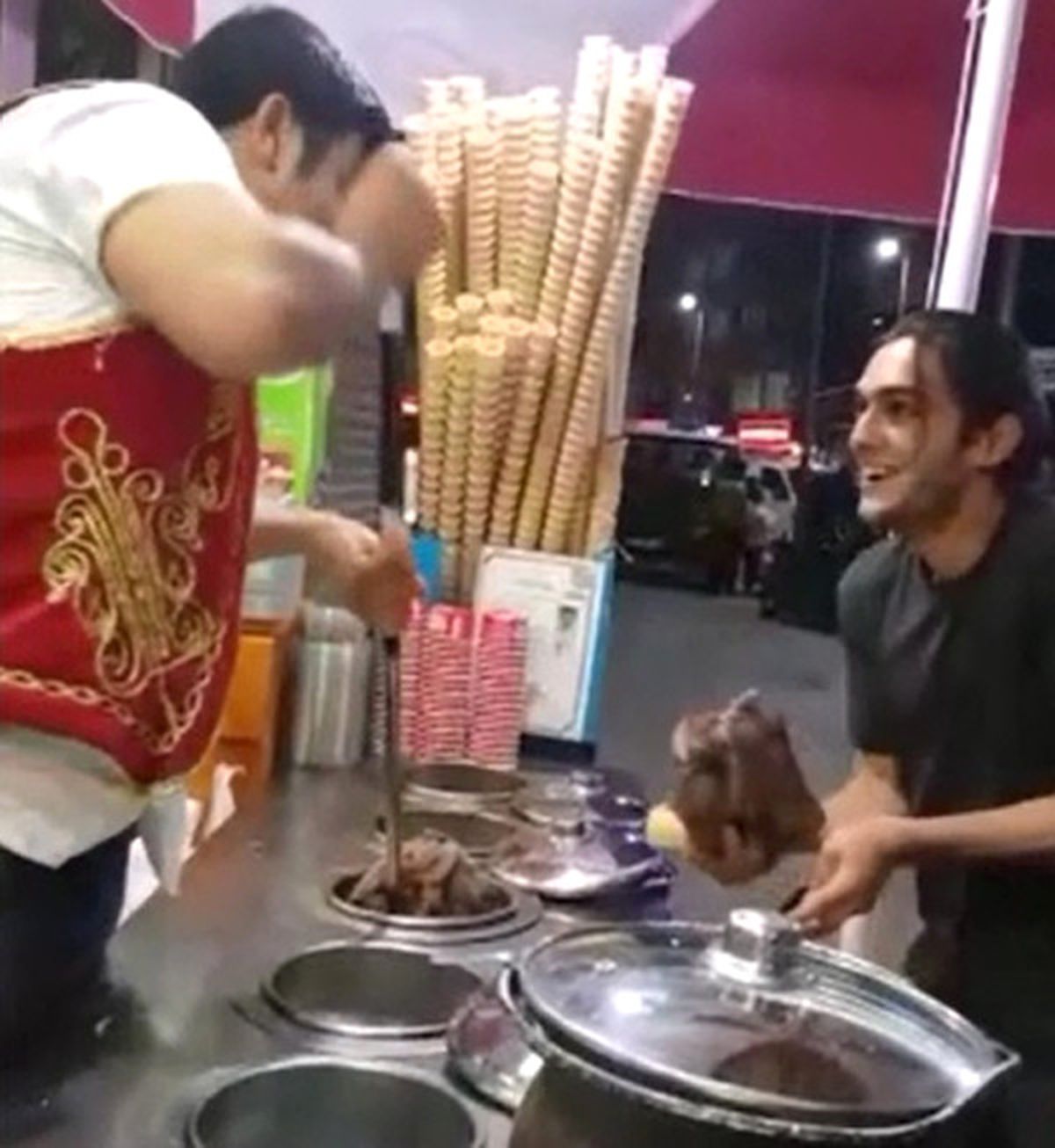 Müşterisine Şaka Yaparken Dondurmayı Üzerine Düşürdü