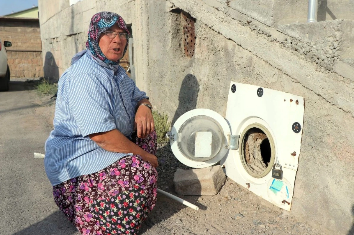 Bozulan Çamaşır Makinesinin Kapağını Kümesine Kapı Yaptı