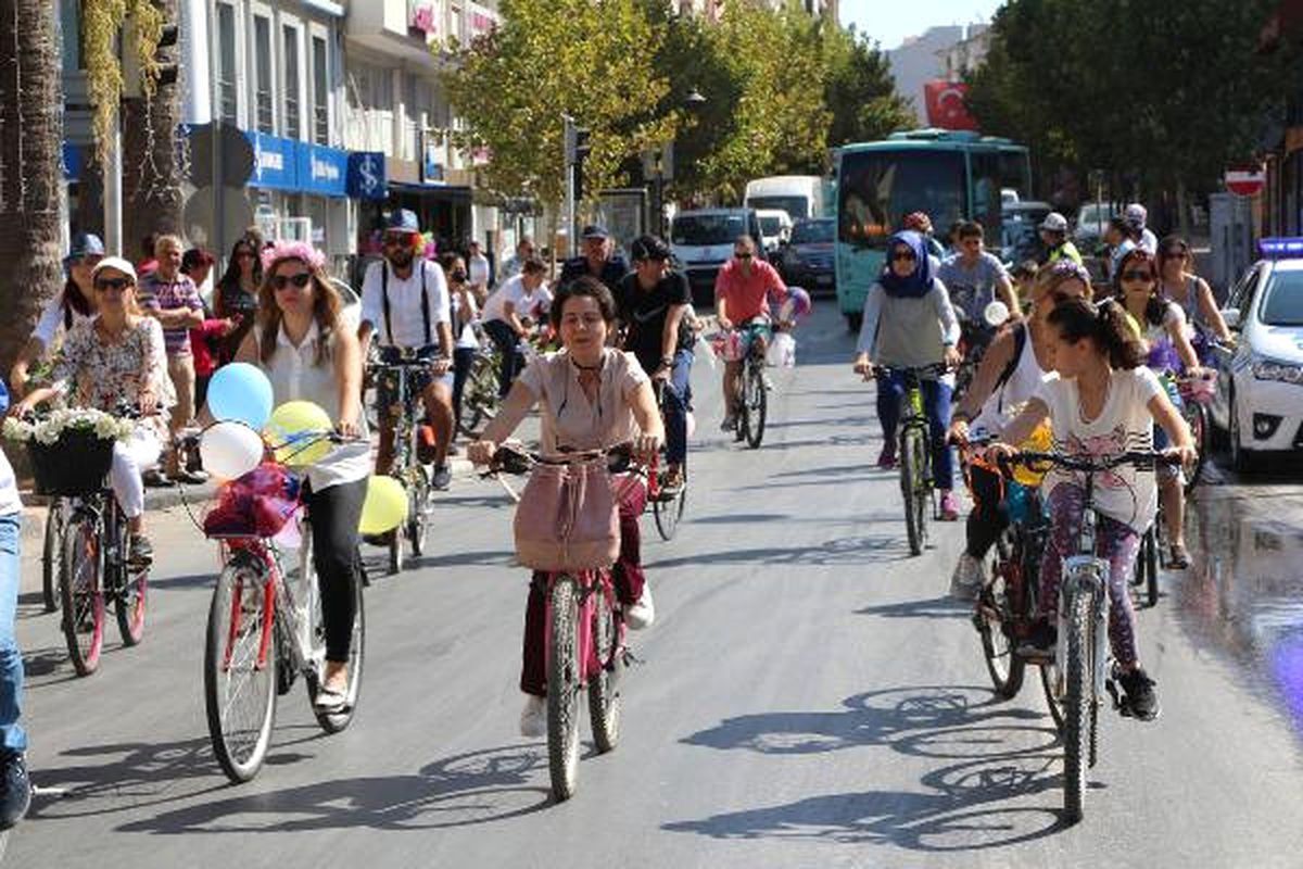 Süslü Bisikletler ve Kadınlar Sokakları Renklendirdi
