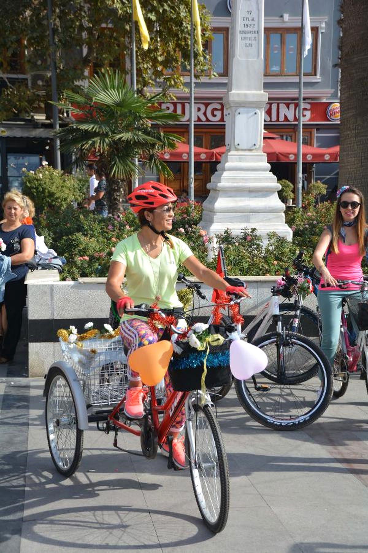 Süslü Kadınlar\', Bandırma\'da Pedal Çevirdi