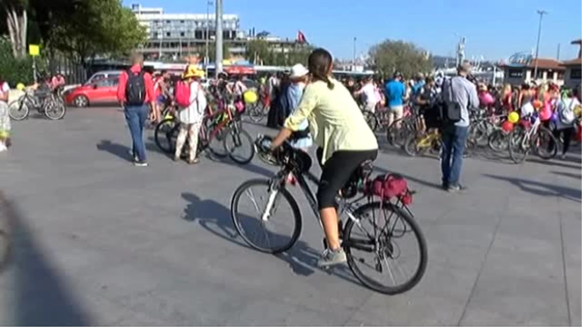 Süslü Kadınlar\' Bisikletleriyle İstanbul Trafiğinde