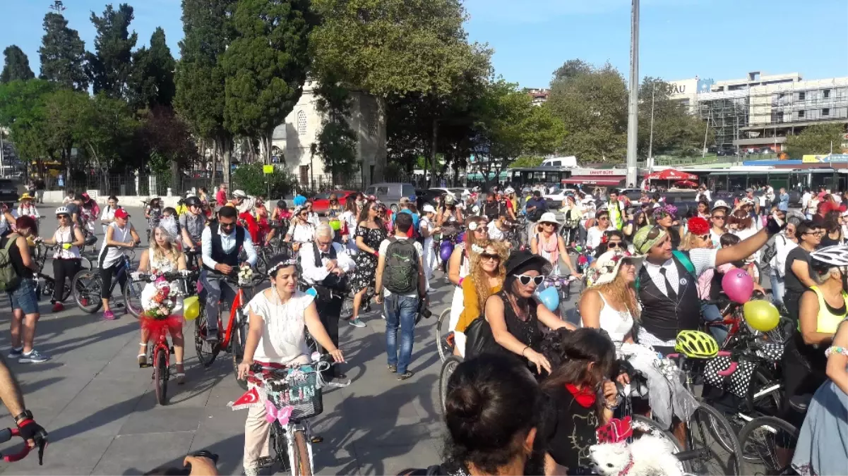 Süslü Kadınlar\' Bisikletleriyle İstanbul Trafiğinde