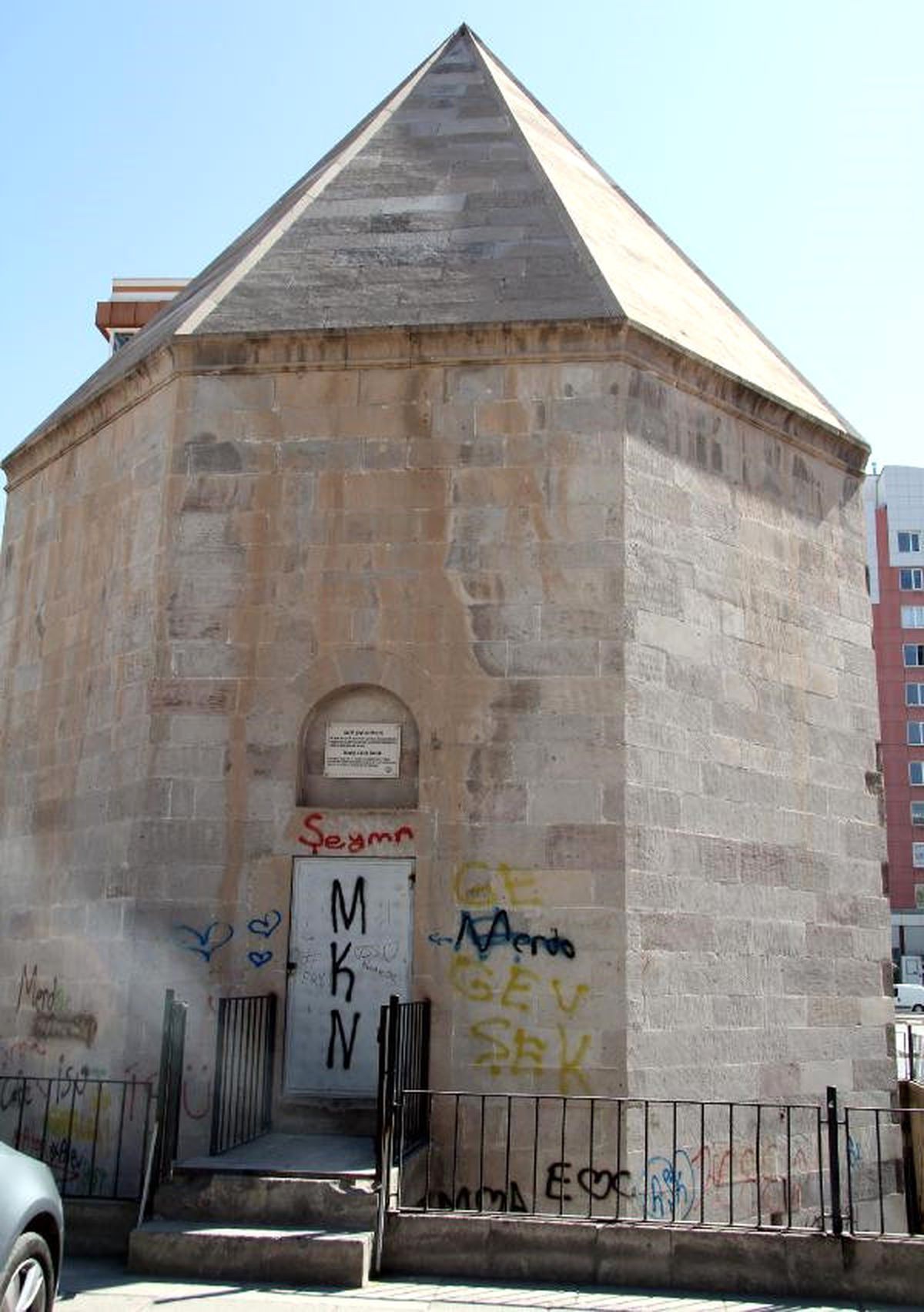 Tarihe Büyük Ayıp