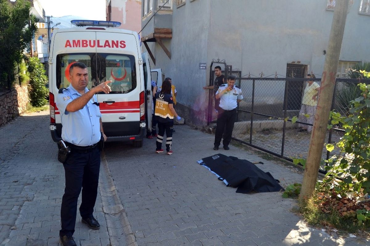Yolda Yürürken Düşen Yaşlı Adam Hayatını Kaybetti