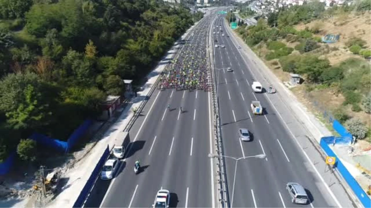 Yüzlerce Bisikletlinin Fsm\'den Geçişi Havadan Görüntülendi