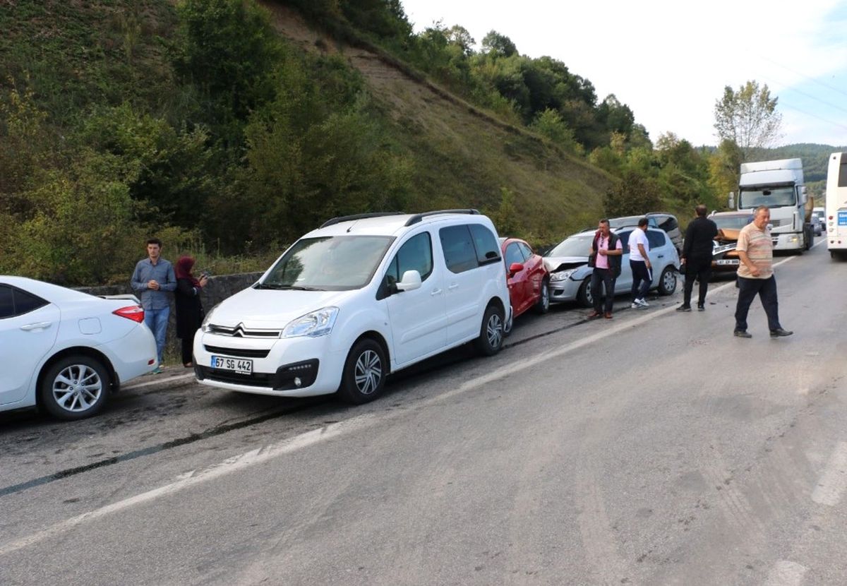 Zonguldak\'ta 5 Araç Birbirine Girdi: 4 Yaralı