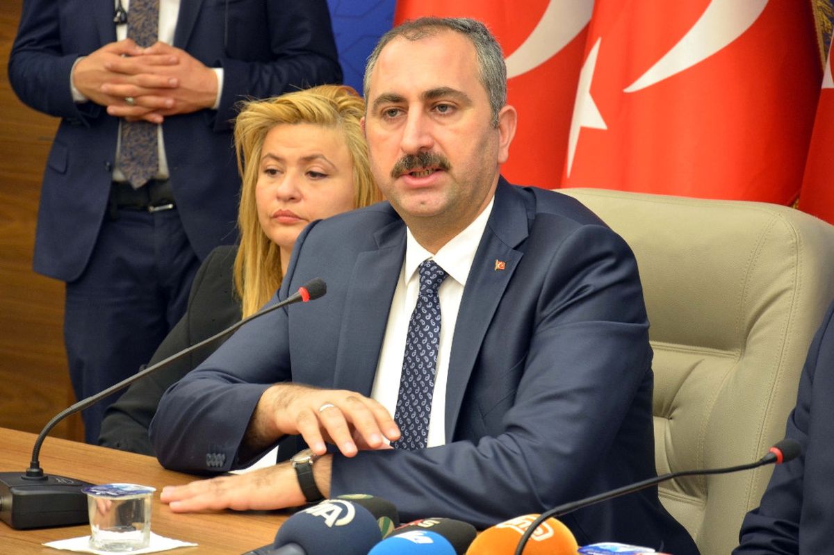 Adalet Bakanı Gül\'den "Tek Tip Kıyafet" Açıklaması