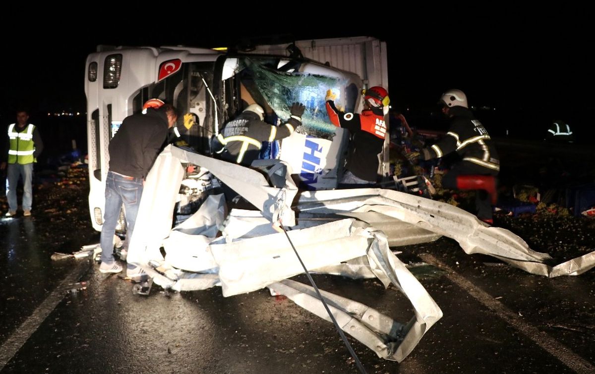 Aksaray\'da Meyve Yüklü Kamyon Devrildi: 1 Ölü