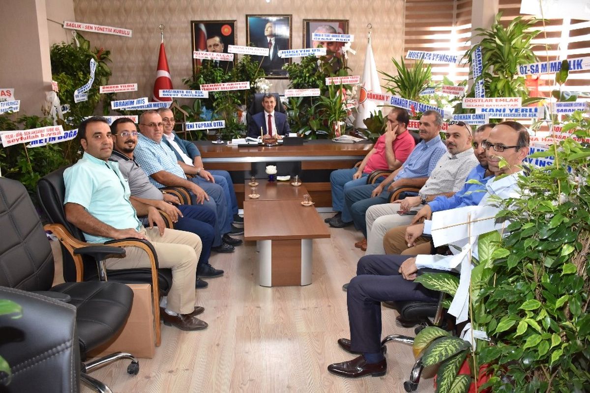 Aksaray Ticaret Borsası\'ndan Ak Partiye Hayırlı Olsun Ziyareti