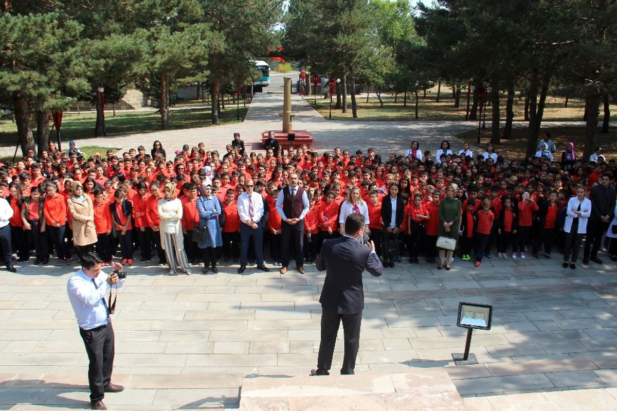 Atatürk Üniversitesi Vakıf Okulları Öğrencileri, İlk Dersi Kars Kapı Şehitliği\'nde Yaptı