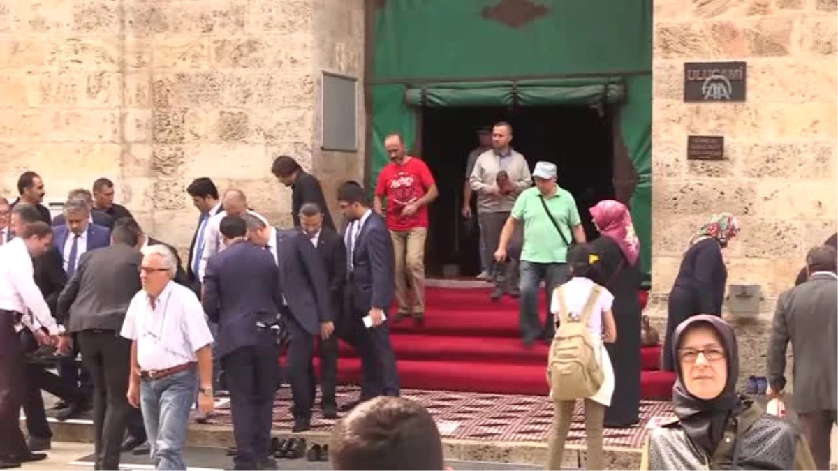 Bakan Gül, Emir Sultan Türbesi'ni Ziyaret Etti