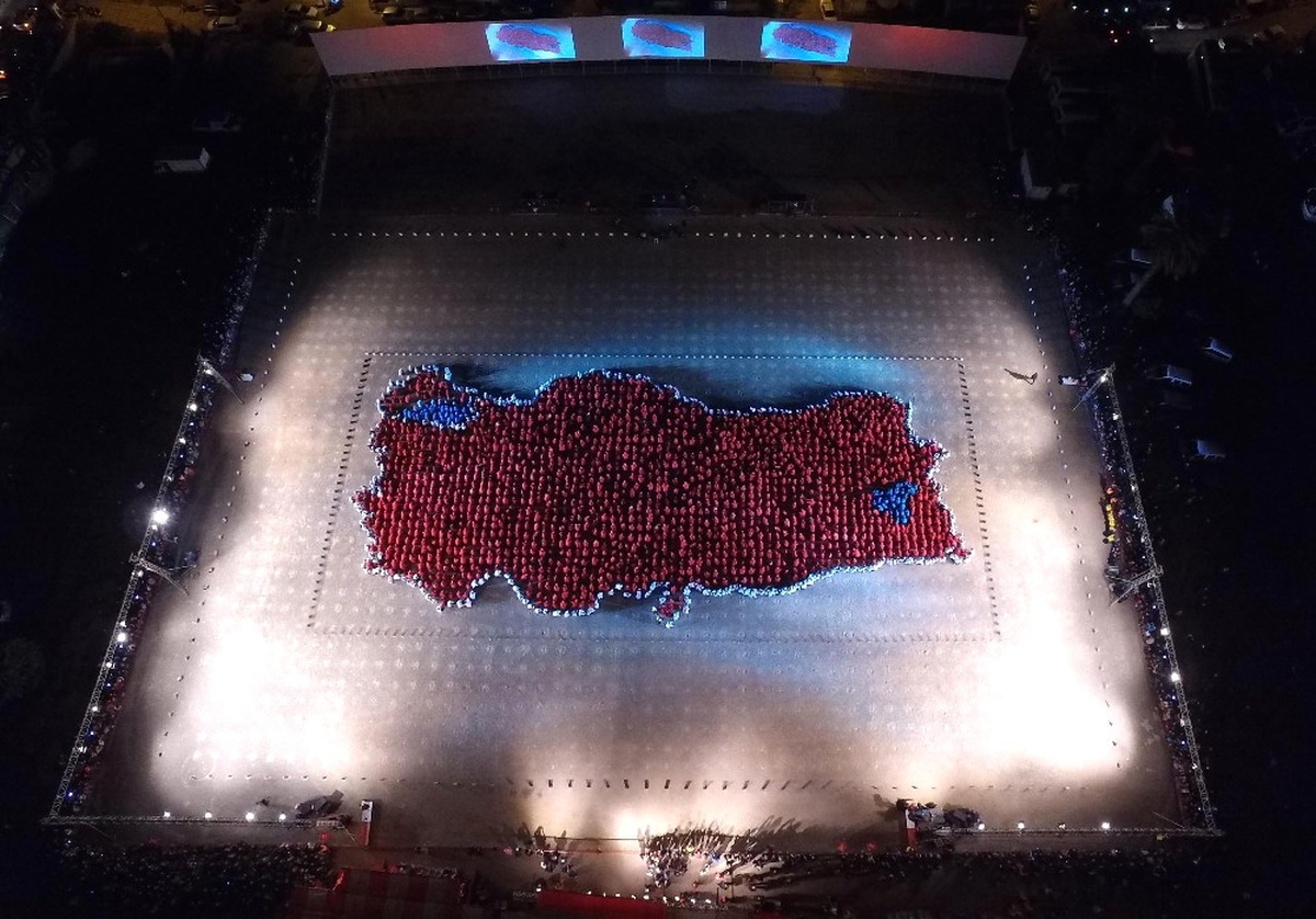 Bayraklı\'da "Kalpaklı Atatürk" Sürprizi