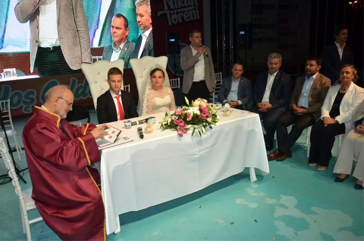 Beykoz\'da Toplu Nikah Töreniyle 20 Çift Dünyaevine Girdi