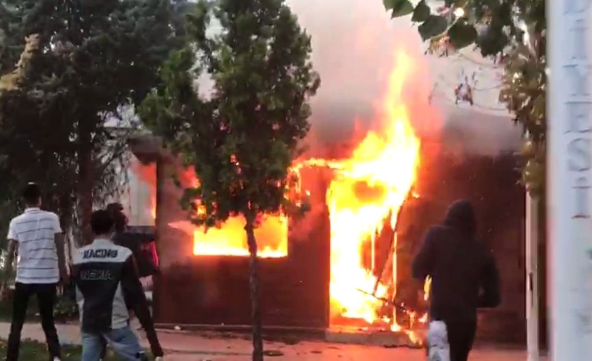 Beylikdüzü\'nde Taksi Kulübesinde Korkutan Yangın