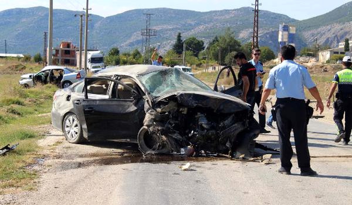 Bucak\'ta İki Otomobil Çarpıştı: 1 Ölü, 2 Yaralı