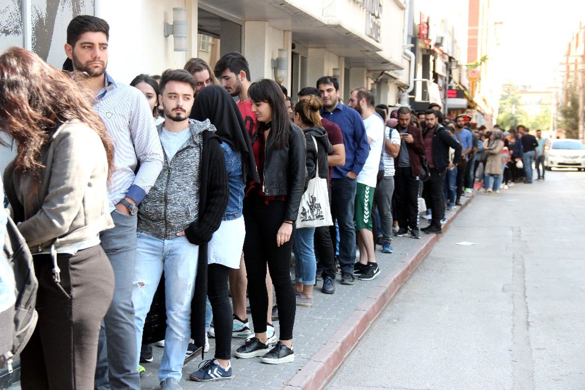 Eğitim Aşkı Metrelerce Kuyruk Oluşturdu