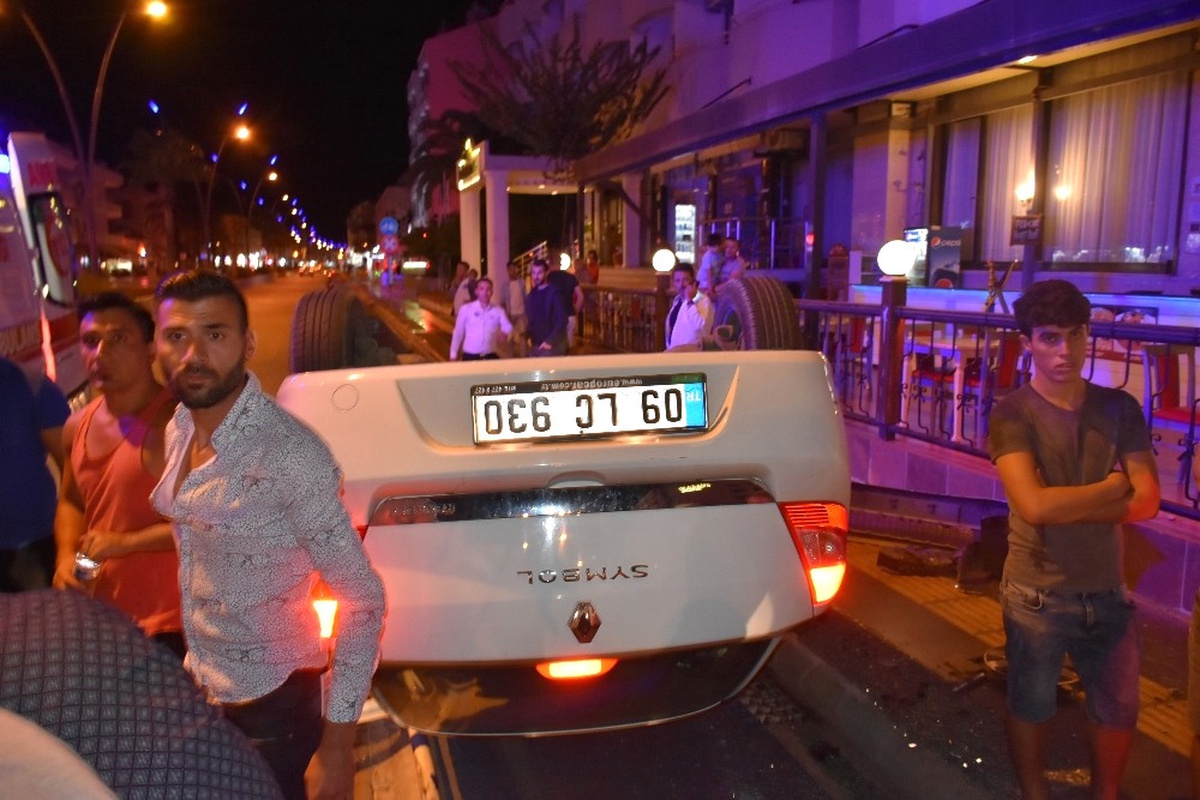 Elektrikli Bisikletle Çarpışan Otomobil Takla Attı,3 Yaralı