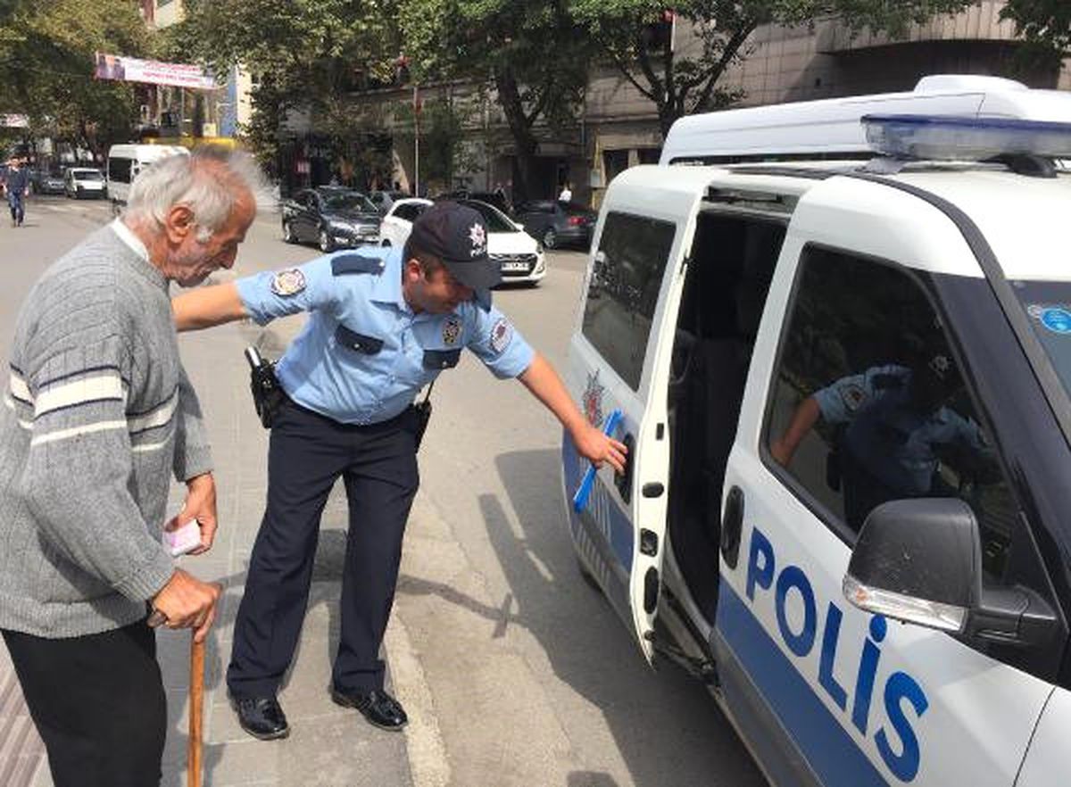 Elinde 20 Bin Lira ile Gezen Yaşlı Adama Polis Koruması