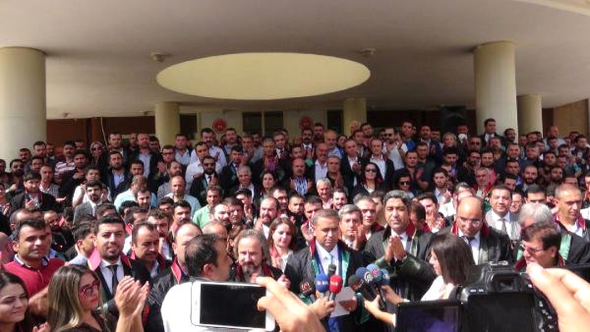 Feyzioğlu ve Avukatlardan Baro Başkanı\'na Saldırı Protestosu