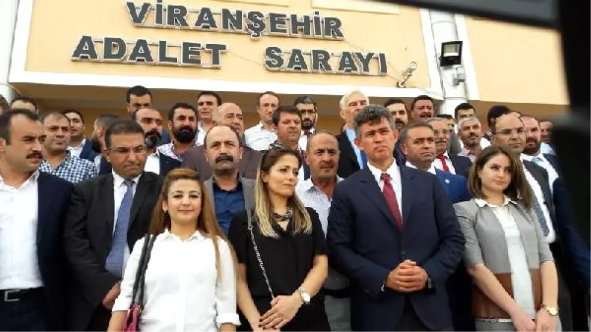 Feyzioğlu ve Avukatlardan Baro Başkanı\'na Saldırı Protestosu (2)