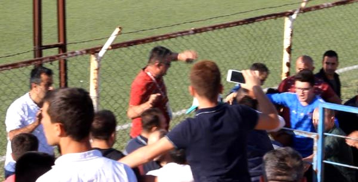 Futbolcular Tribündeki Kavgaya Müdahale Etmek İstedi, Hakem İzin Vermedi