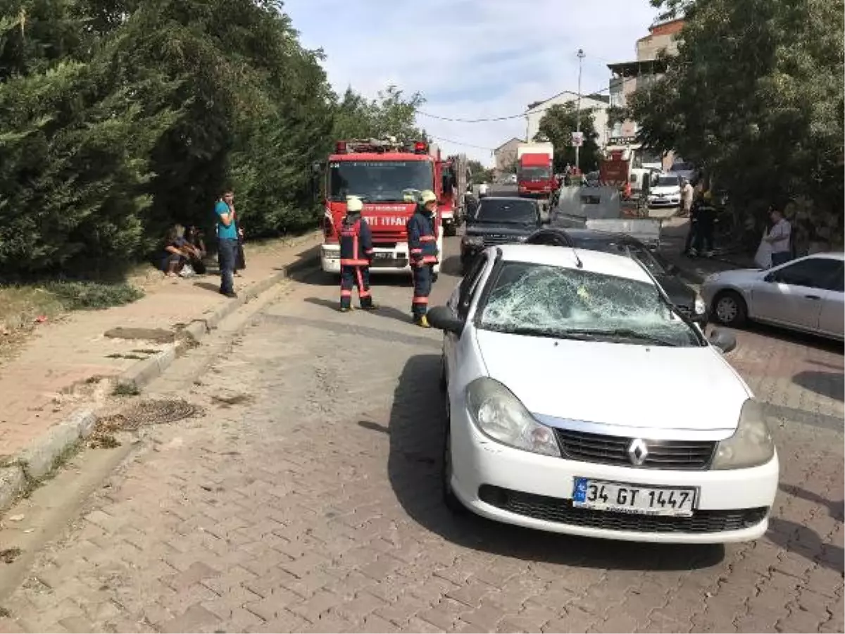 Hafriyat Kamyonunun Devirdiği Direk Otomobilin Üzerine Düştü