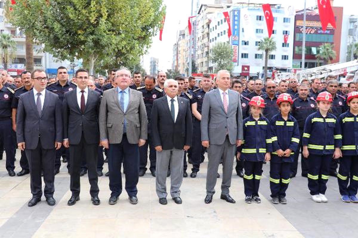 İtfaiyecilerden Maskeli Zeybek Oyunu