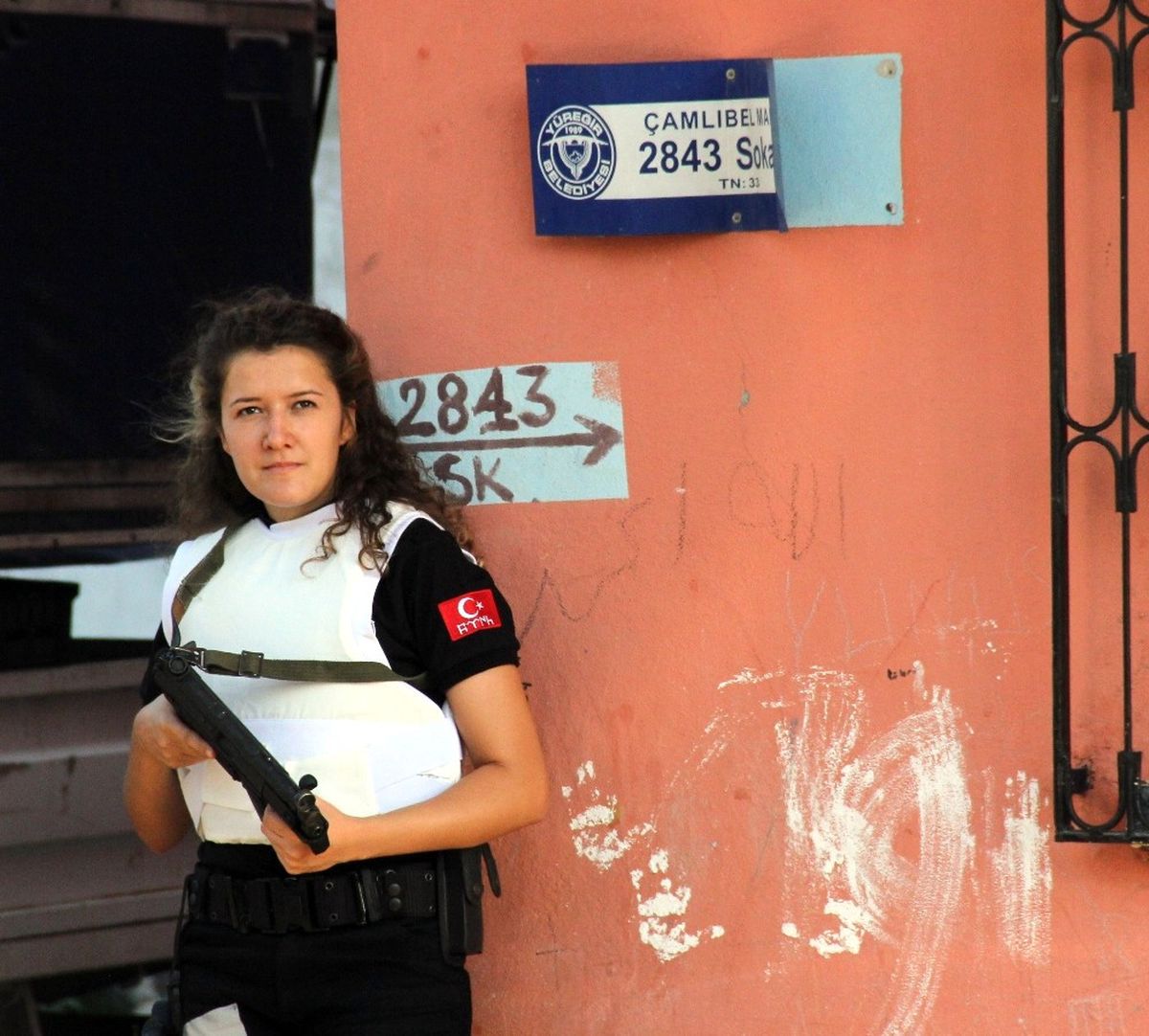 Kadın Polis Sokak Levhasında Uyuşturucu Buldu