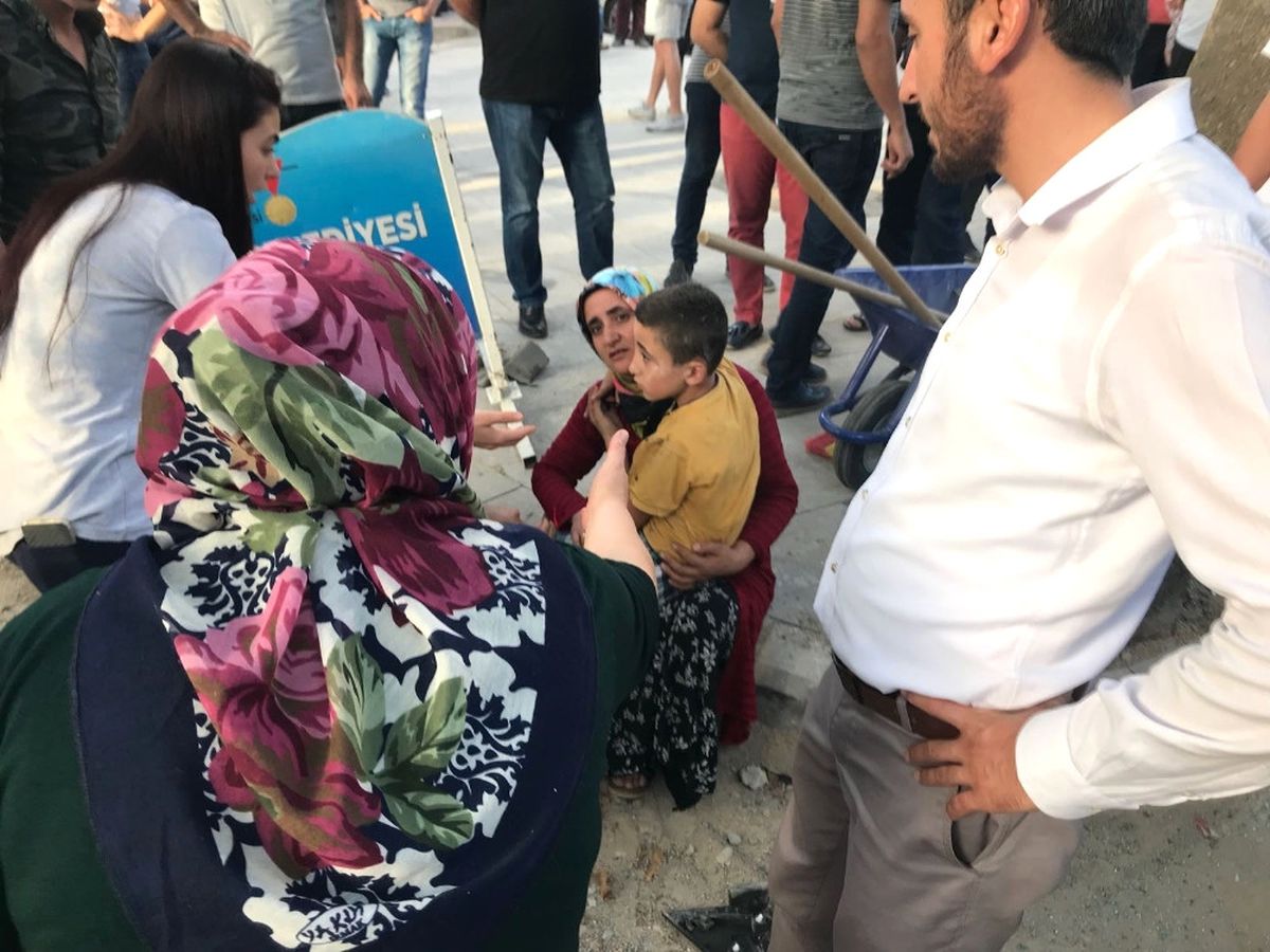 Kamyonet Yayaların Arasına Daldı