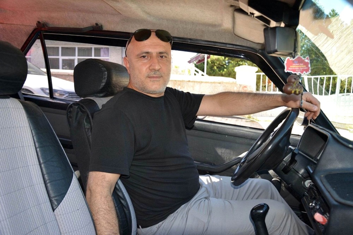 Kendine Ait Otomobili ile İsteyenlere Ücretsiz Ulaşım Hizmeti Veriyor