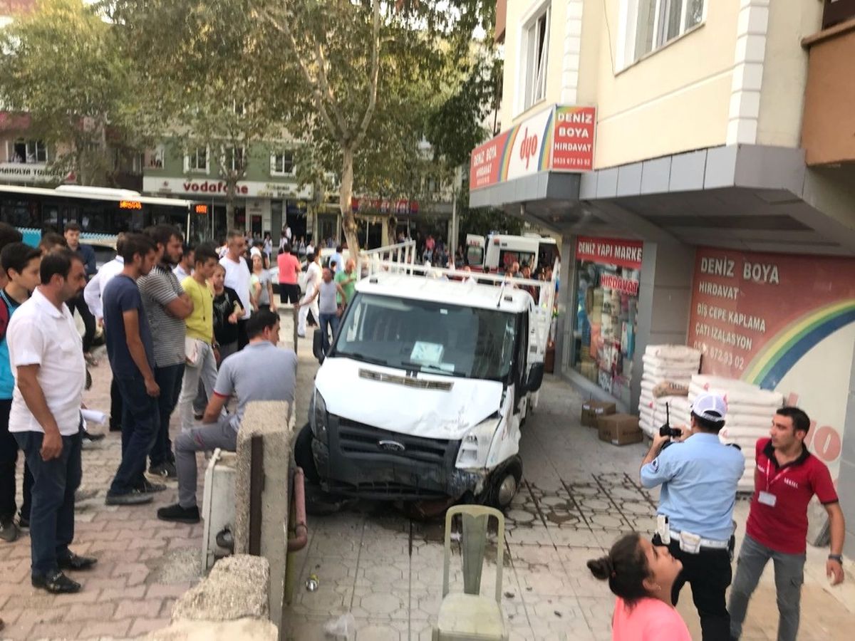 Kontrolden Çıkan Kamyonet Kaldırımdaki Yayaları Ezdi