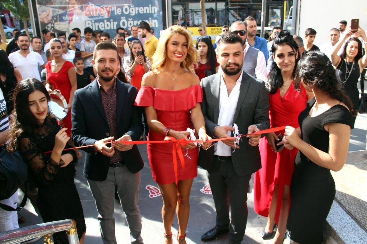 Manken Özay\'dan Doğu ve Güneydoğu Çağrısı
