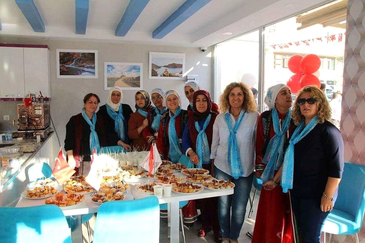 Mavi Fularlı Kadınlardan Bir İlk