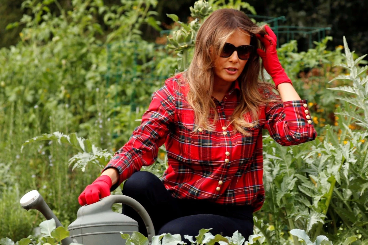 Melania Trump, Sebze Toplarken Giydiği Gömleğin Fiyatıyla Gündem Oldu