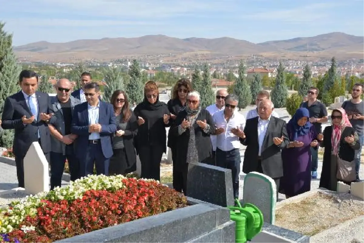 Neşet Ertaş, Kabri Başında Anıldı